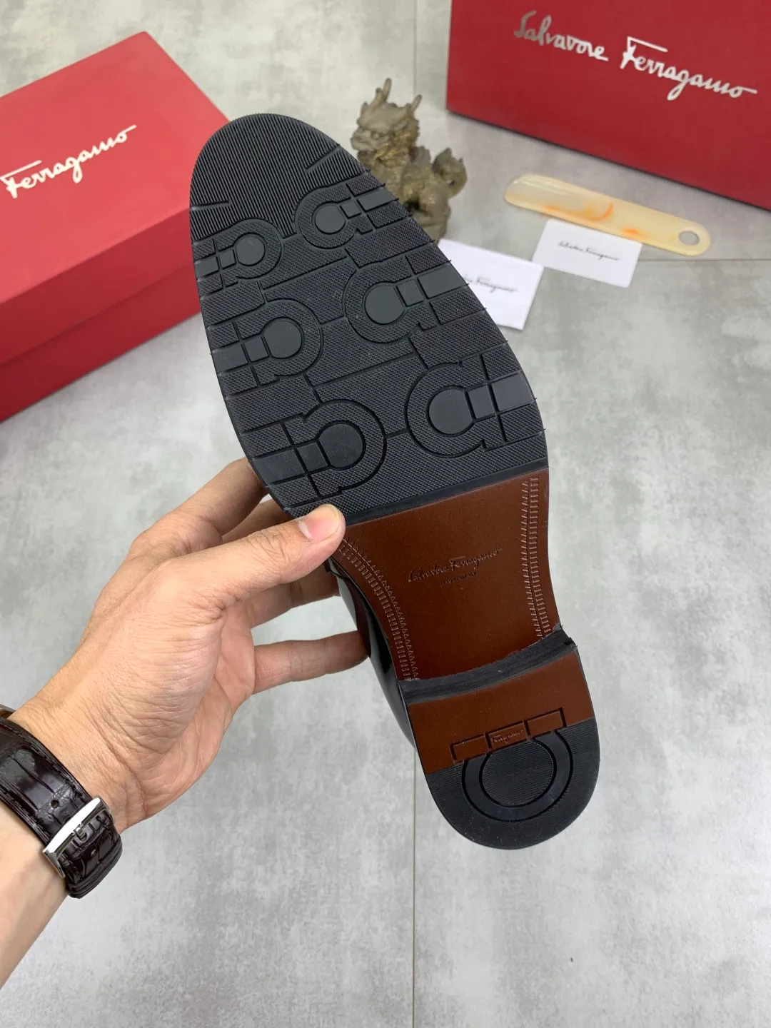 Men's Men's Shoes 💰P480💰[New Style] Water-dyed Niuli 🆘[Salvatore Ferragamo] Ferragamo's latest casual business leather shoes for men! Available at counters simultaneously! The fabric is made of specially imported original calfskin, and the interior is made of imported water-dyed cowhide. It is absolutely luxurious and leads the fashion trend. Matching code: 39-44, black optional